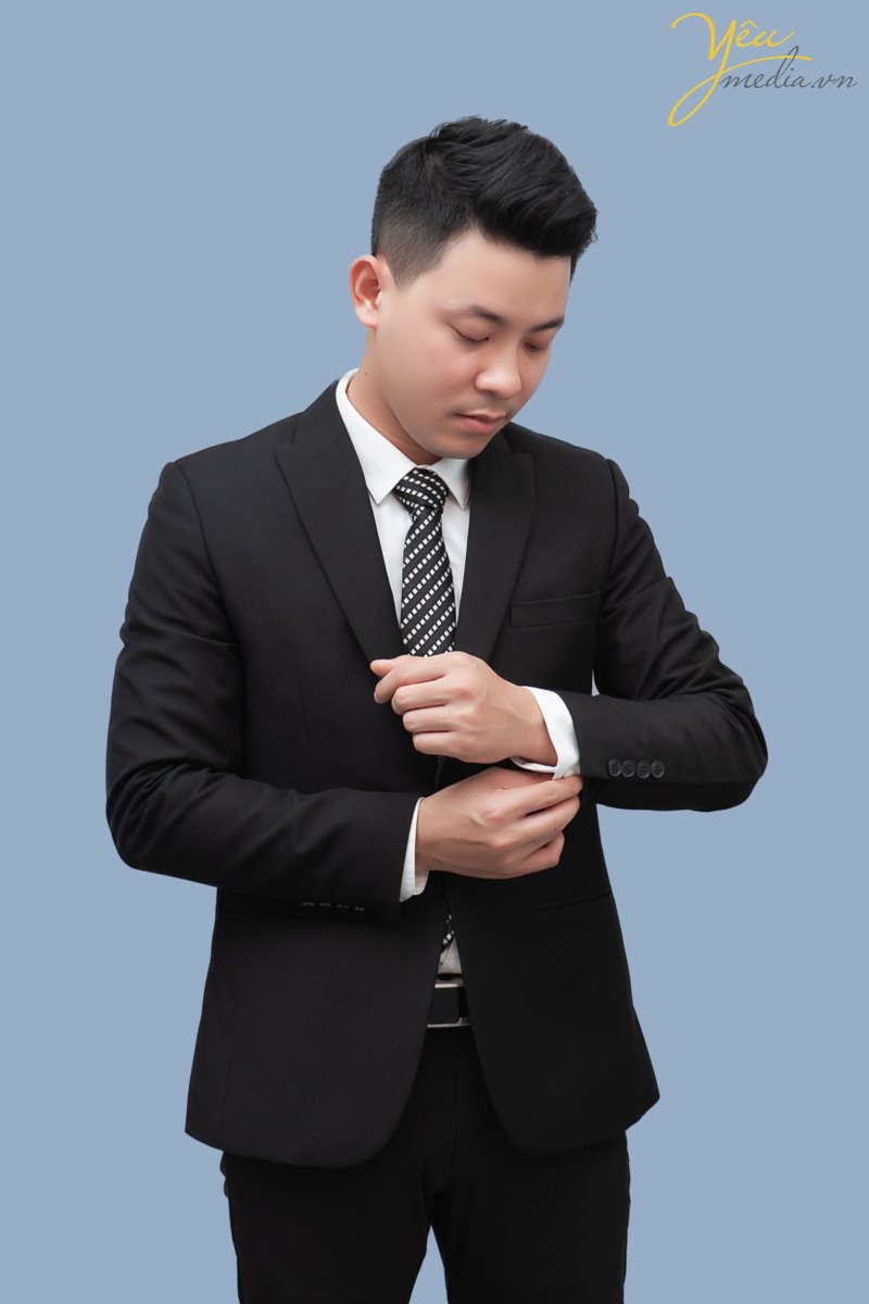 Nắm bắt nhu cầu chụp ảnh để làm thương hiệu của nhiều doanh nhân, Ảnh viện Yêu Media đã và đang dẫn đầu trong xu hướng chụp ảnh chân dung doanh nhân. Một trong những mục tiêu quan trọng nhất của một doanh nhân có lẽ là xây dựng thương hiệu và thương hiệu không chỉ gắn với sản phẩm. Trong thế giới phẳng, thương hiệu còn được xây dựng từ chính hình ảnh cá nhân.