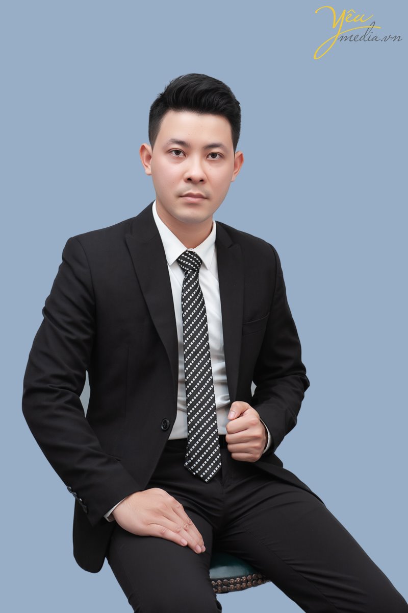 Nắm bắt nhu cầu chụp ảnh để làm thương hiệu của nhiều doanh nhân, Ảnh viện Yêu Media đã và đang dẫn đầu trong xu hướng chụp ảnh chân dung doanh nhân. Một trong những mục tiêu quan trọng nhất của một doanh nhân có lẽ là xây dựng thương hiệu và thương hiệu không chỉ gắn với sản phẩm. Trong thế giới phẳng, thương hiệu còn được xây dựng từ chính hình ảnh cá nhân.