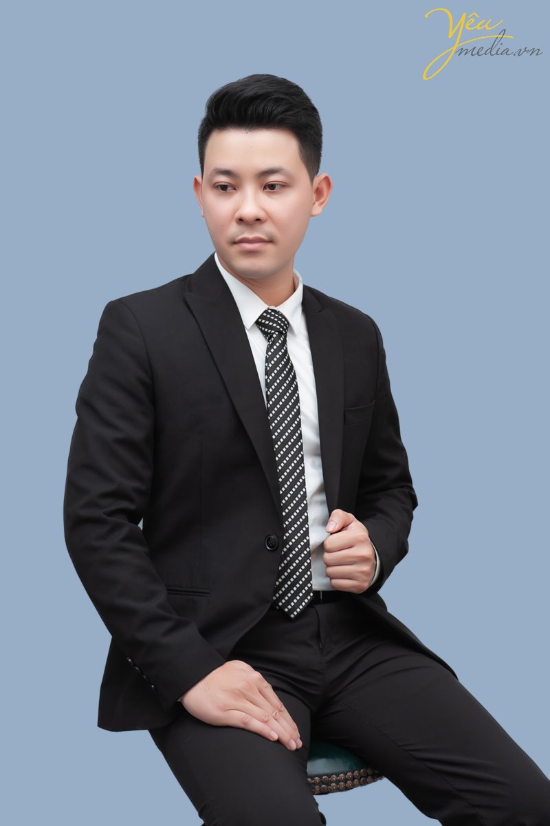 Nắm bắt nhu cầu chụp ảnh để làm thương hiệu của nhiều doanh nhân, Ảnh viện Yêu Media đã và đang dẫn đầu trong xu hướng chụp ảnh chân dung doanh nhân. Một trong những mục tiêu quan trọng nhất của một doanh nhân có lẽ là xây dựng thương hiệu và thương hiệu không chỉ gắn với sản phẩm. Trong thế giới phẳng, thương hiệu còn được xây dựng từ chính hình ảnh cá nhân.