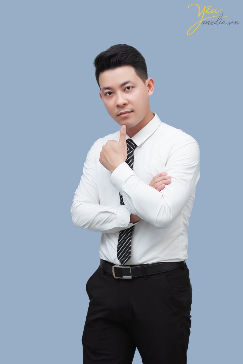 Nắm bắt nhu cầu chụp ảnh để làm thương hiệu của nhiều doanh nhân, Ảnh viện Yêu Media đã và đang dẫn đầu trong xu hướng chụp ảnh chân dung doanh nhân. Một trong những mục tiêu quan trọng nhất của một doanh nhân có lẽ là xây dựng thương hiệu và thương hiệu không chỉ gắn với sản phẩm. Trong thế giới phẳng, thương hiệu còn được xây dựng từ chính hình ảnh cá nhân.