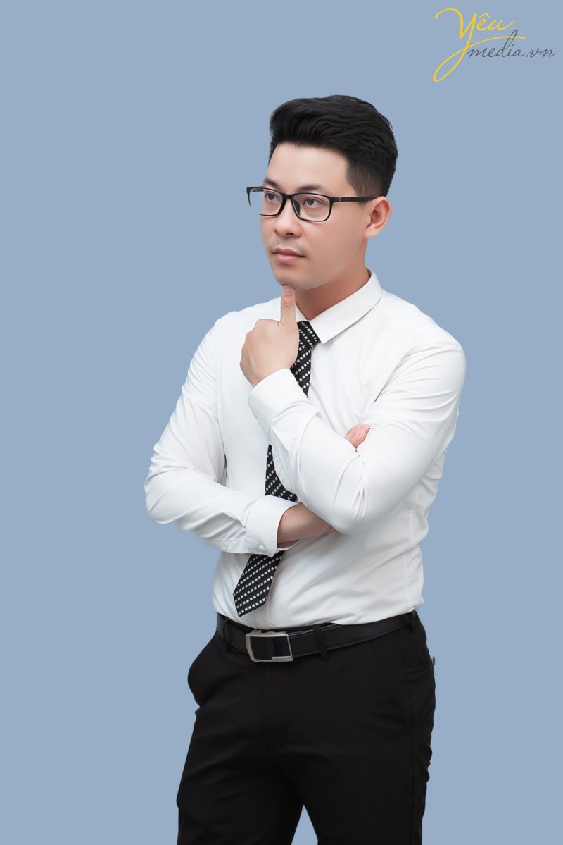 Nắm bắt nhu cầu chụp ảnh để làm thương hiệu của nhiều doanh nhân, Ảnh viện Yêu Media đã và đang dẫn đầu trong xu hướng chụp ảnh chân dung doanh nhân. Một trong những mục tiêu quan trọng nhất của một doanh nhân có lẽ là xây dựng thương hiệu và thương hiệu không chỉ gắn với sản phẩm. Trong thế giới phẳng, thương hiệu còn được xây dựng từ chính hình ảnh cá nhân.