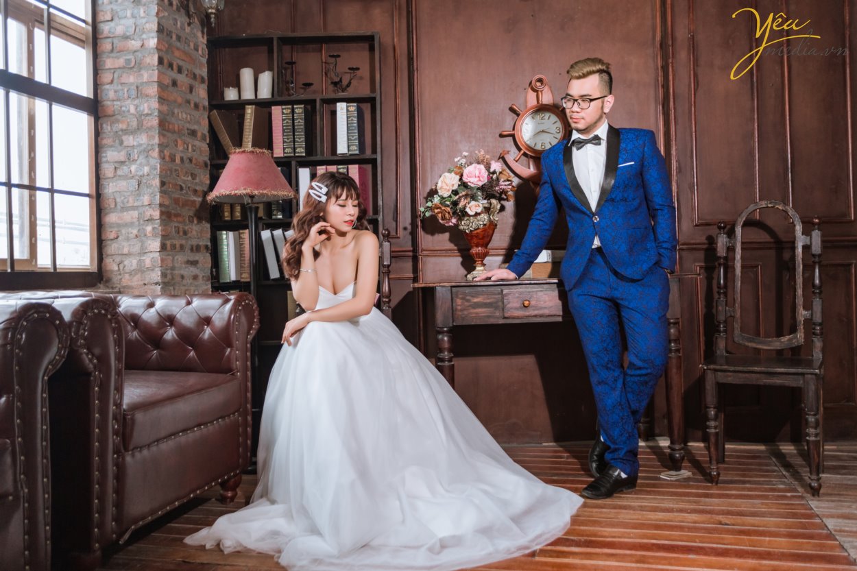 Điểm nổi bật của phim trường không chỉ là không gian rộng rãi, thoáng đãng, bối cảnh đẹp mà còn từ thiết kế bắt sáng của phim trường. Không cần phải chỉnh sáng bằng công cụ PTS mà những bức ảnh được chụp tại đây cũng đã có màu sắc rất tốt. Phim trường được định hướng đa dạng theo phong cách và bối cảnh từ tông nền nhẹ nhàng lãng mạn Hàn Quốc đến phong cách cổ điển Châu Âu cho đến phong cách tự nhiên ngoài trời. Điều khiến khách hàng ưng hơn nữa còn từ dịch vụ tiếp đón khách hàng rất nhiệt tình và thân thiện của nhân viên. Chụp ảnh trong nhà nên không cần quá lo lắng về vấn đề nắng nôi.