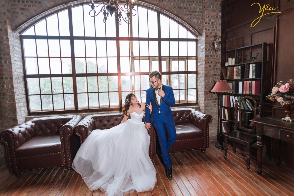 Điểm nổi bật của phim trường không chỉ là không gian rộng rãi, thoáng đãng, bối cảnh đẹp mà còn từ thiết kế bắt sáng của phim trường. Không cần phải chỉnh sáng bằng công cụ PTS mà những bức ảnh được chụp tại đây cũng đã có màu sắc rất tốt. Phim trường được định hướng đa dạng theo phong cách và bối cảnh từ tông nền nhẹ nhàng lãng mạn Hàn Quốc đến phong cách cổ điển Châu Âu cho đến phong cách tự nhiên ngoài trời. Điều khiến khách hàng ưng hơn nữa còn từ dịch vụ tiếp đón khách hàng rất nhiệt tình và thân thiện của nhân viên. Chụp ảnh trong nhà nên không cần quá lo lắng về vấn đề nắng nôi.