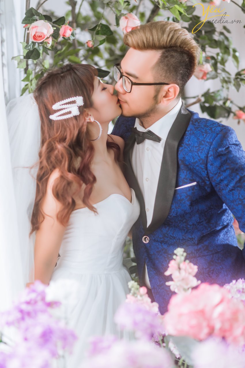 Điểm nổi bật của phim trường không chỉ là không gian rộng rãi, thoáng đãng, bối cảnh đẹp mà còn từ thiết kế bắt sáng của phim trường. Không cần phải chỉnh sáng bằng công cụ PTS mà những bức ảnh được chụp tại đây cũng đã có màu sắc rất tốt. Phim trường được định hướng đa dạng theo phong cách và bối cảnh từ tông nền nhẹ nhàng lãng mạn Hàn Quốc đến phong cách cổ điển Châu Âu cho đến phong cách tự nhiên ngoài trời. Điều khiến khách hàng ưng hơn nữa còn từ dịch vụ tiếp đón khách hàng rất nhiệt tình và thân thiện của nhân viên. Chụp ảnh trong nhà nên không cần quá lo lắng về vấn đề nắng nôi.