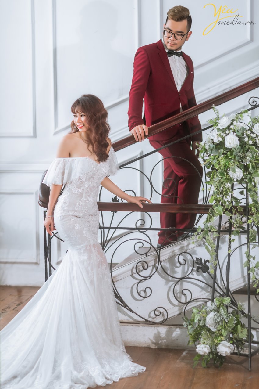 Điểm nổi bật của phim trường không chỉ là không gian rộng rãi, thoáng đãng, bối cảnh đẹp mà còn từ thiết kế bắt sáng của phim trường. Không cần phải chỉnh sáng bằng công cụ PTS mà những bức ảnh được chụp tại đây cũng đã có màu sắc rất tốt. Phim trường được định hướng đa dạng theo phong cách và bối cảnh từ tông nền nhẹ nhàng lãng mạn Hàn Quốc đến phong cách cổ điển Châu Âu cho đến phong cách tự nhiên ngoài trời. Điều khiến khách hàng ưng hơn nữa còn từ dịch vụ tiếp đón khách hàng rất nhiệt tình và thân thiện của nhân viên. Chụp ảnh trong nhà nên không cần quá lo lắng về vấn đề nắng nôi.