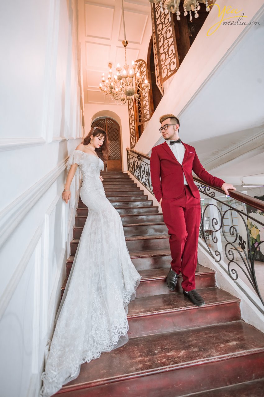 Điểm nổi bật của phim trường không chỉ là không gian rộng rãi, thoáng đãng, bối cảnh đẹp mà còn từ thiết kế bắt sáng của phim trường. Không cần phải chỉnh sáng bằng công cụ PTS mà những bức ảnh được chụp tại đây cũng đã có màu sắc rất tốt. Phim trường được định hướng đa dạng theo phong cách và bối cảnh từ tông nền nhẹ nhàng lãng mạn Hàn Quốc đến phong cách cổ điển Châu Âu cho đến phong cách tự nhiên ngoài trời. Điều khiến khách hàng ưng hơn nữa còn từ dịch vụ tiếp đón khách hàng rất nhiệt tình và thân thiện của nhân viên. Chụp ảnh trong nhà nên không cần quá lo lắng về vấn đề nắng nôi.