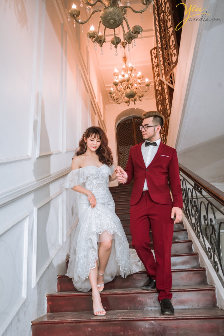 Điểm nổi bật của phim trường không chỉ là không gian rộng rãi, thoáng đãng, bối cảnh đẹp mà còn từ thiết kế bắt sáng của phim trường. Không cần phải chỉnh sáng bằng công cụ PTS mà những bức ảnh được chụp tại đây cũng đã có màu sắc rất tốt. Phim trường được định hướng đa dạng theo phong cách và bối cảnh từ tông nền nhẹ nhàng lãng mạn Hàn Quốc đến phong cách cổ điển Châu Âu cho đến phong cách tự nhiên ngoài trời. Điều khiến khách hàng ưng hơn nữa còn từ dịch vụ tiếp đón khách hàng rất nhiệt tình và thân thiện của nhân viên. Chụp ảnh trong nhà nên không cần quá lo lắng về vấn đề nắng nôi.