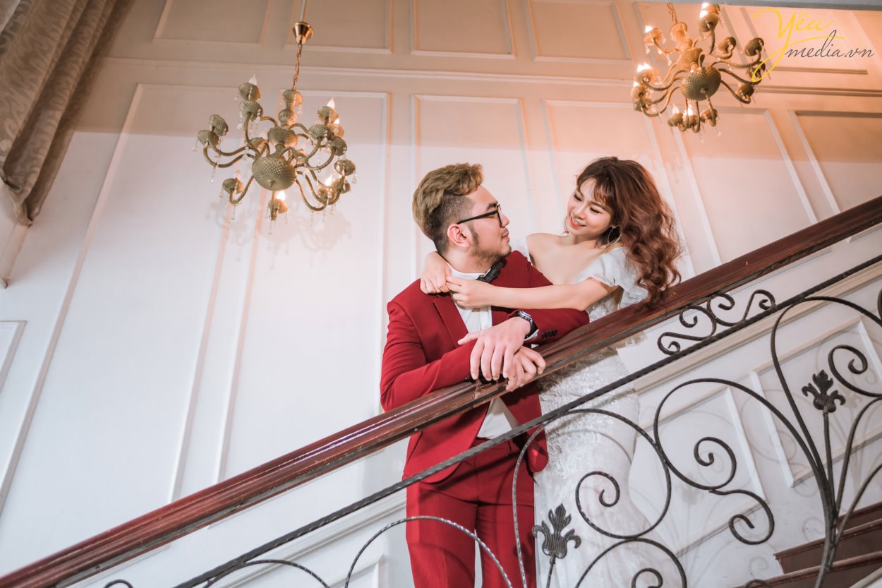 Điểm nổi bật của phim trường không chỉ là không gian rộng rãi, thoáng đãng, bối cảnh đẹp mà còn từ thiết kế bắt sáng của phim trường. Không cần phải chỉnh sáng bằng công cụ PTS mà những bức ảnh được chụp tại đây cũng đã có màu sắc rất tốt. Phim trường được định hướng đa dạng theo phong cách và bối cảnh từ tông nền nhẹ nhàng lãng mạn Hàn Quốc đến phong cách cổ điển Châu Âu cho đến phong cách tự nhiên ngoài trời. Điều khiến khách hàng ưng hơn nữa còn từ dịch vụ tiếp đón khách hàng rất nhiệt tình và thân thiện của nhân viên. Chụp ảnh trong nhà nên không cần quá lo lắng về vấn đề nắng nôi.