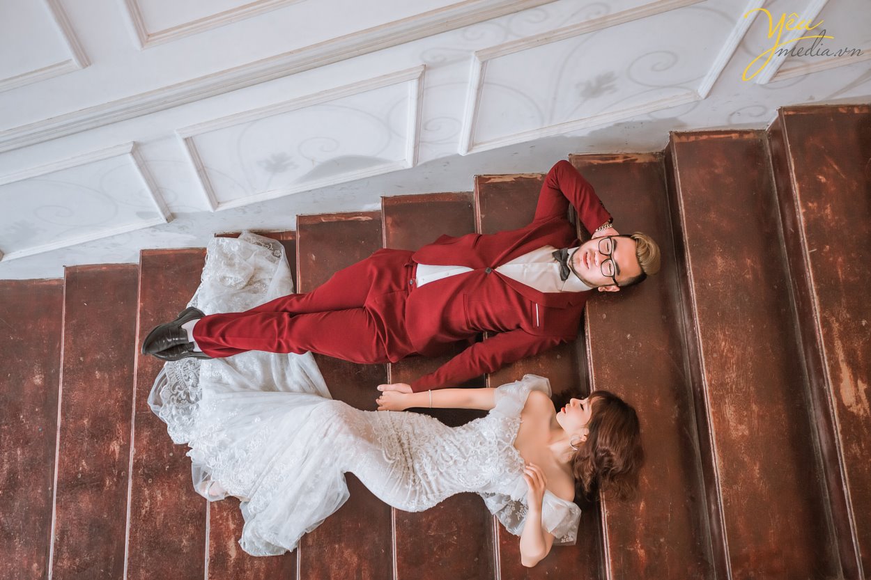 Điểm nổi bật của phim trường không chỉ là không gian rộng rãi, thoáng đãng, bối cảnh đẹp mà còn từ thiết kế bắt sáng của phim trường. Không cần phải chỉnh sáng bằng công cụ PTS mà những bức ảnh được chụp tại đây cũng đã có màu sắc rất tốt. Phim trường được định hướng đa dạng theo phong cách và bối cảnh từ tông nền nhẹ nhàng lãng mạn Hàn Quốc đến phong cách cổ điển Châu Âu cho đến phong cách tự nhiên ngoài trời. Điều khiến khách hàng ưng hơn nữa còn từ dịch vụ tiếp đón khách hàng rất nhiệt tình và thân thiện của nhân viên. Chụp ảnh trong nhà nên không cần quá lo lắng về vấn đề nắng nôi.