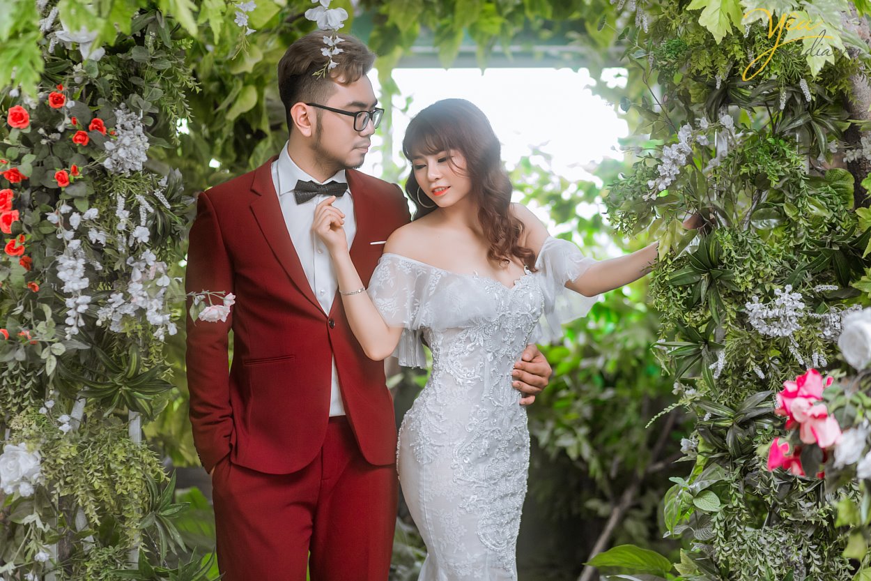 Điểm nổi bật của phim trường không chỉ là không gian rộng rãi, thoáng đãng, bối cảnh đẹp mà còn từ thiết kế bắt sáng của phim trường. Không cần phải chỉnh sáng bằng công cụ PTS mà những bức ảnh được chụp tại đây cũng đã có màu sắc rất tốt. Phim trường được định hướng đa dạng theo phong cách và bối cảnh từ tông nền nhẹ nhàng lãng mạn Hàn Quốc đến phong cách cổ điển Châu Âu cho đến phong cách tự nhiên ngoài trời. Điều khiến khách hàng ưng hơn nữa còn từ dịch vụ tiếp đón khách hàng rất nhiệt tình và thân thiện của nhân viên. Chụp ảnh trong nhà nên không cần quá lo lắng về vấn đề nắng nôi.