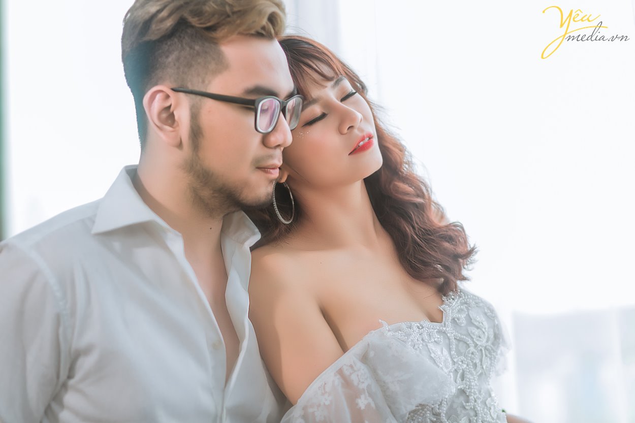 Điểm nổi bật của phim trường không chỉ là không gian rộng rãi, thoáng đãng, bối cảnh đẹp mà còn từ thiết kế bắt sáng của phim trường. Không cần phải chỉnh sáng bằng công cụ PTS mà những bức ảnh được chụp tại đây cũng đã có màu sắc rất tốt. Phim trường được định hướng đa dạng theo phong cách và bối cảnh từ tông nền nhẹ nhàng lãng mạn Hàn Quốc đến phong cách cổ điển Châu Âu cho đến phong cách tự nhiên ngoài trời. Điều khiến khách hàng ưng hơn nữa còn từ dịch vụ tiếp đón khách hàng rất nhiệt tình và thân thiện của nhân viên. Chụp ảnh trong nhà nên không cần quá lo lắng về vấn đề nắng nôi.