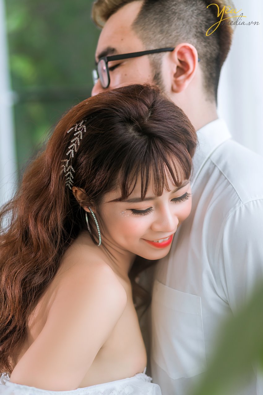 Điểm nổi bật của phim trường không chỉ là không gian rộng rãi, thoáng đãng, bối cảnh đẹp mà còn từ thiết kế bắt sáng của phim trường. Không cần phải chỉnh sáng bằng công cụ PTS mà những bức ảnh được chụp tại đây cũng đã có màu sắc rất tốt. Phim trường được định hướng đa dạng theo phong cách và bối cảnh từ tông nền nhẹ nhàng lãng mạn Hàn Quốc đến phong cách cổ điển Châu Âu cho đến phong cách tự nhiên ngoài trời. Điều khiến khách hàng ưng hơn nữa còn từ dịch vụ tiếp đón khách hàng rất nhiệt tình và thân thiện của nhân viên. Chụp ảnh trong nhà nên không cần quá lo lắng về vấn đề nắng nôi.