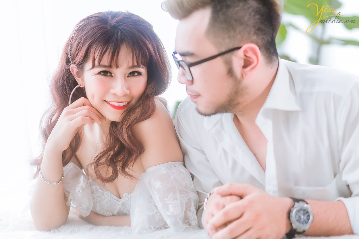 Điểm nổi bật của phim trường không chỉ là không gian rộng rãi, thoáng đãng, bối cảnh đẹp mà còn từ thiết kế bắt sáng của phim trường. Không cần phải chỉnh sáng bằng công cụ PTS mà những bức ảnh được chụp tại đây cũng đã có màu sắc rất tốt. Phim trường được định hướng đa dạng theo phong cách và bối cảnh từ tông nền nhẹ nhàng lãng mạn Hàn Quốc đến phong cách cổ điển Châu Âu cho đến phong cách tự nhiên ngoài trời. Điều khiến khách hàng ưng hơn nữa còn từ dịch vụ tiếp đón khách hàng rất nhiệt tình và thân thiện của nhân viên. Chụp ảnh trong nhà nên không cần quá lo lắng về vấn đề nắng nôi.