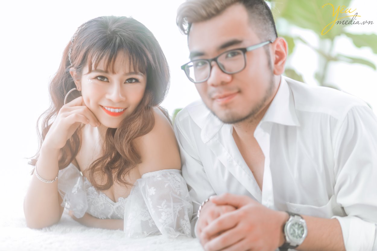 Điểm nổi bật của phim trường không chỉ là không gian rộng rãi, thoáng đãng, bối cảnh đẹp mà còn từ thiết kế bắt sáng của phim trường. Không cần phải chỉnh sáng bằng công cụ PTS mà những bức ảnh được chụp tại đây cũng đã có màu sắc rất tốt. Phim trường được định hướng đa dạng theo phong cách và bối cảnh từ tông nền nhẹ nhàng lãng mạn Hàn Quốc đến phong cách cổ điển Châu Âu cho đến phong cách tự nhiên ngoài trời. Điều khiến khách hàng ưng hơn nữa còn từ dịch vụ tiếp đón khách hàng rất nhiệt tình và thân thiện của nhân viên. Chụp ảnh trong nhà nên không cần quá lo lắng về vấn đề nắng nôi.