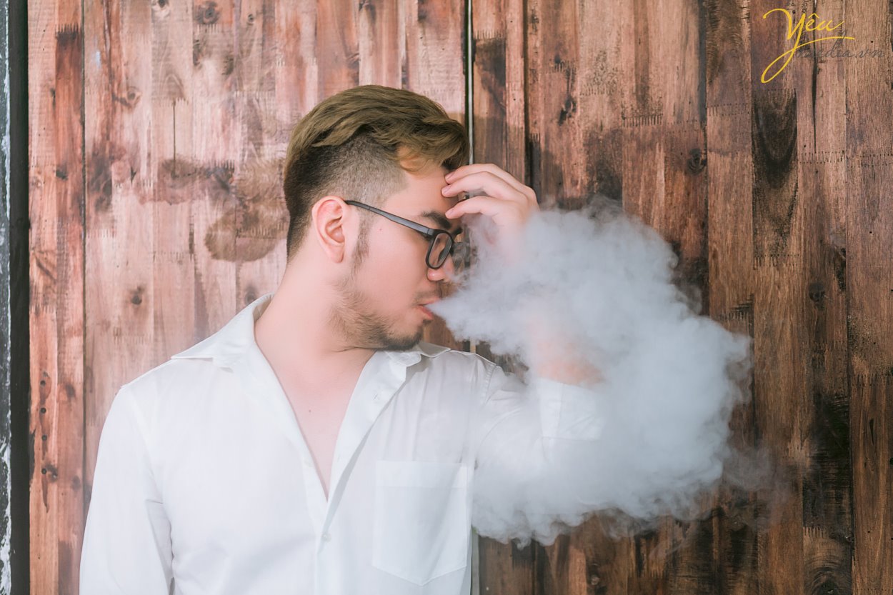 Điểm nổi bật của phim trường không chỉ là không gian rộng rãi, thoáng đãng, bối cảnh đẹp mà còn từ thiết kế bắt sáng của phim trường. Không cần phải chỉnh sáng bằng công cụ PTS mà những bức ảnh được chụp tại đây cũng đã có màu sắc rất tốt. Phim trường được định hướng đa dạng theo phong cách và bối cảnh từ tông nền nhẹ nhàng lãng mạn Hàn Quốc đến phong cách cổ điển Châu Âu cho đến phong cách tự nhiên ngoài trời. Điều khiến khách hàng ưng hơn nữa còn từ dịch vụ tiếp đón khách hàng rất nhiệt tình và thân thiện của nhân viên. Chụp ảnh trong nhà nên không cần quá lo lắng về vấn đề nắng nôi.