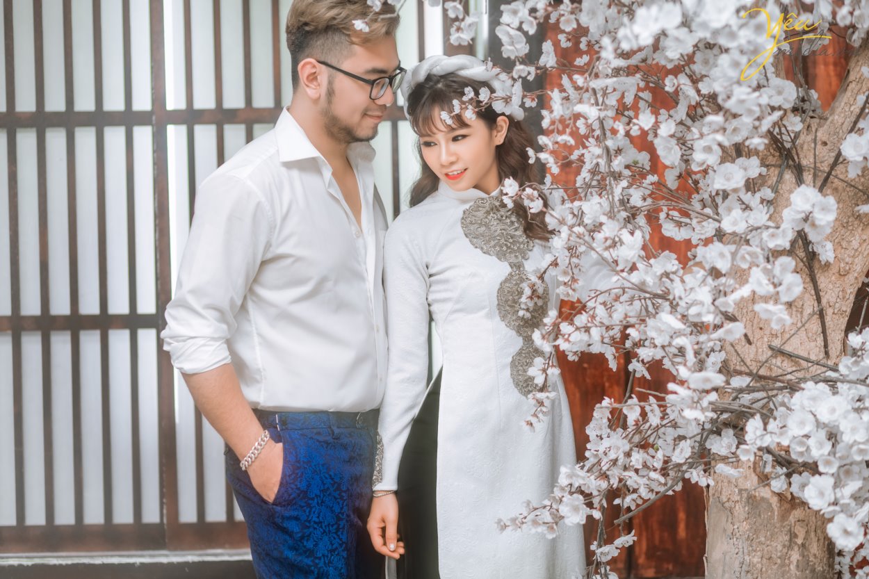 Điểm nổi bật của phim trường không chỉ là không gian rộng rãi, thoáng đãng, bối cảnh đẹp mà còn từ thiết kế bắt sáng của phim trường. Không cần phải chỉnh sáng bằng công cụ PTS mà những bức ảnh được chụp tại đây cũng đã có màu sắc rất tốt. Phim trường được định hướng đa dạng theo phong cách và bối cảnh từ tông nền nhẹ nhàng lãng mạn Hàn Quốc đến phong cách cổ điển Châu Âu cho đến phong cách tự nhiên ngoài trời. Điều khiến khách hàng ưng hơn nữa còn từ dịch vụ tiếp đón khách hàng rất nhiệt tình và thân thiện của nhân viên. Chụp ảnh trong nhà nên không cần quá lo lắng về vấn đề nắng nôi.