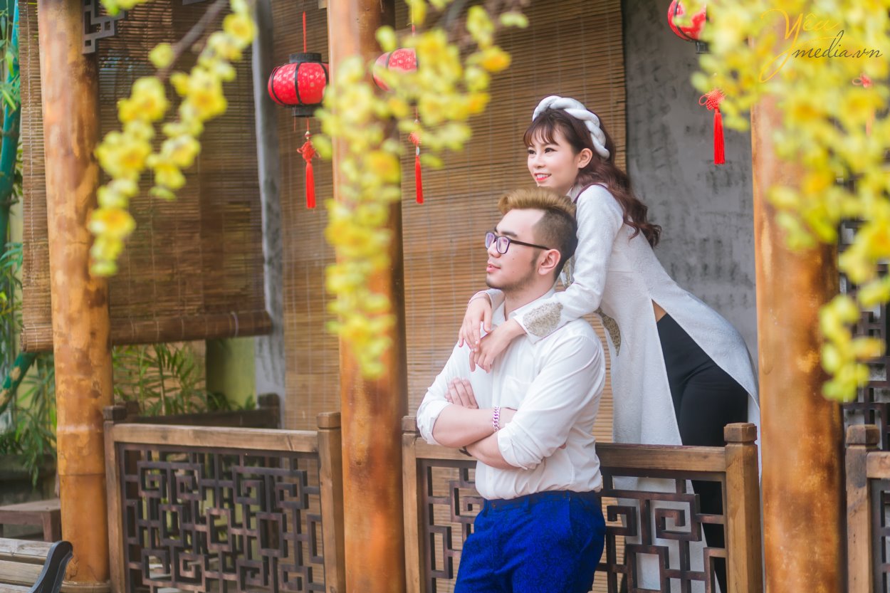 Điểm nổi bật của phim trường không chỉ là không gian rộng rãi, thoáng đãng, bối cảnh đẹp mà còn từ thiết kế bắt sáng của phim trường. Không cần phải chỉnh sáng bằng công cụ PTS mà những bức ảnh được chụp tại đây cũng đã có màu sắc rất tốt. Phim trường được định hướng đa dạng theo phong cách và bối cảnh từ tông nền nhẹ nhàng lãng mạn Hàn Quốc đến phong cách cổ điển Châu Âu cho đến phong cách tự nhiên ngoài trời. Điều khiến khách hàng ưng hơn nữa còn từ dịch vụ tiếp đón khách hàng rất nhiệt tình và thân thiện của nhân viên. Chụp ảnh trong nhà nên không cần quá lo lắng về vấn đề nắng nôi.