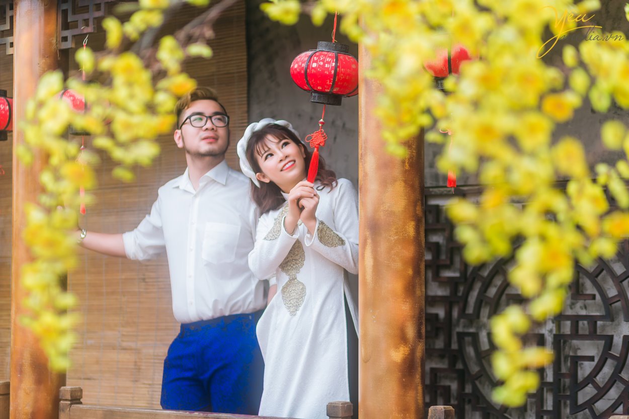 Điểm nổi bật của phim trường không chỉ là không gian rộng rãi, thoáng đãng, bối cảnh đẹp mà còn từ thiết kế bắt sáng của phim trường. Không cần phải chỉnh sáng bằng công cụ PTS mà những bức ảnh được chụp tại đây cũng đã có màu sắc rất tốt. Phim trường được định hướng đa dạng theo phong cách và bối cảnh từ tông nền nhẹ nhàng lãng mạn Hàn Quốc đến phong cách cổ điển Châu Âu cho đến phong cách tự nhiên ngoài trời. Điều khiến khách hàng ưng hơn nữa còn từ dịch vụ tiếp đón khách hàng rất nhiệt tình và thân thiện của nhân viên. Chụp ảnh trong nhà nên không cần quá lo lắng về vấn đề nắng nôi.