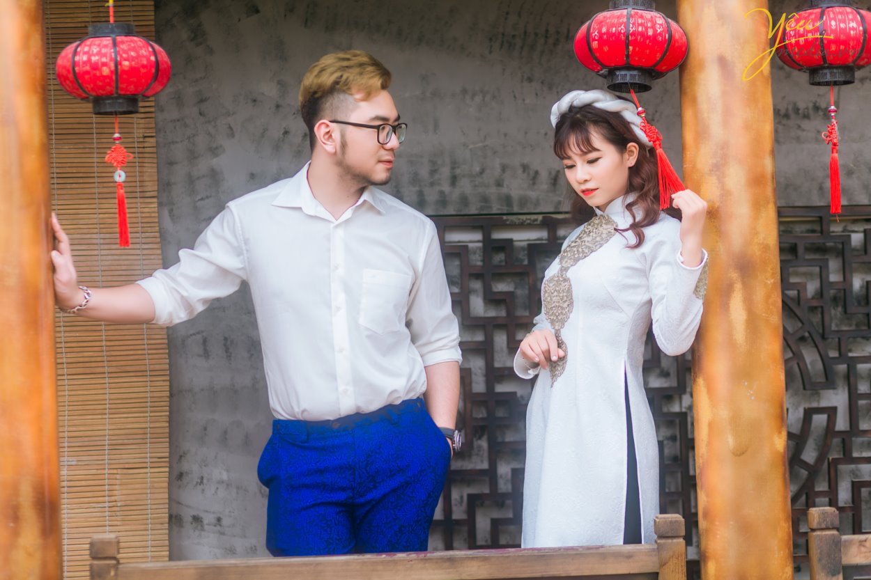 Điểm nổi bật của phim trường không chỉ là không gian rộng rãi, thoáng đãng, bối cảnh đẹp mà còn từ thiết kế bắt sáng của phim trường. Không cần phải chỉnh sáng bằng công cụ PTS mà những bức ảnh được chụp tại đây cũng đã có màu sắc rất tốt. Phim trường được định hướng đa dạng theo phong cách và bối cảnh từ tông nền nhẹ nhàng lãng mạn Hàn Quốc đến phong cách cổ điển Châu Âu cho đến phong cách tự nhiên ngoài trời. Điều khiến khách hàng ưng hơn nữa còn từ dịch vụ tiếp đón khách hàng rất nhiệt tình và thân thiện của nhân viên. Chụp ảnh trong nhà nên không cần quá lo lắng về vấn đề nắng nôi.