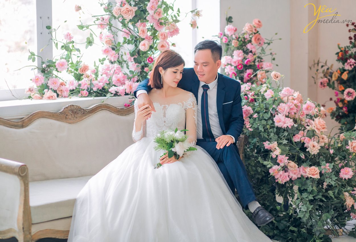 Mặc dù xu hướng chụp ảnh cưới ngoại cảnh đang được đông đảo các cặp đôi yêu thích, nhưng chụp ảnh cưới phim trường cũng là một trong những sự lựa chọn hoàn hảo cho những cặp đôi thường xuyên bận rộn hay ngại đi xa. Nhưng, phim trường nào thì đẹp? Chi phí vào cổng ra sao?… là những câu hỏi luôn được đặt ra. Để giúp các bạn lựa chọn dễ dàng hơn, chúng tôi sẽ giới thiệu cho các bạn 1 trong những khách hàng của Yêu media: cặp đôi chú rể Nghiêm - cô dâu Gấm - đã thực hiện tại phim trường Santorini Park tại Yên Sở, là 1 trong những phim trường được yêu thích nhất tại Hà Nội.