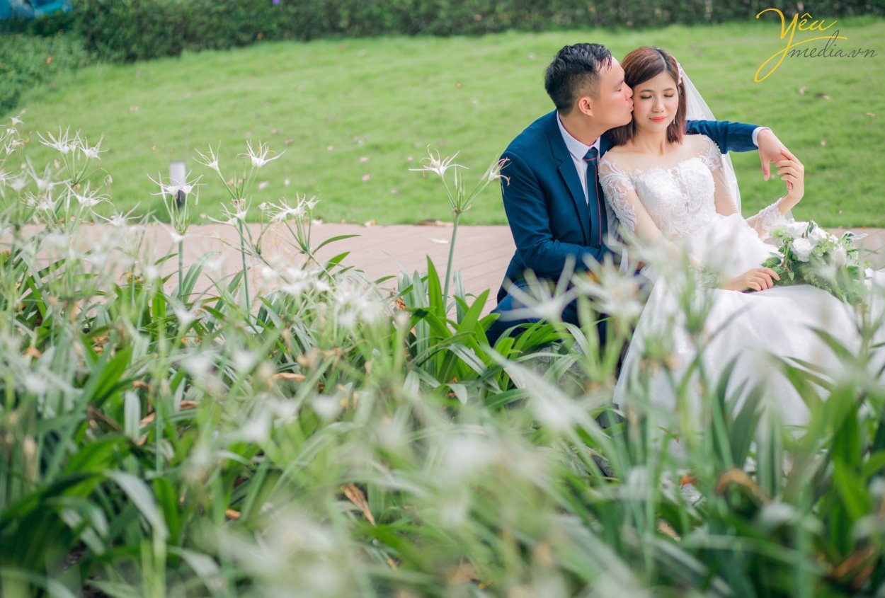 Mặc dù xu hướng chụp ảnh cưới ngoại cảnh đang được đông đảo các cặp đôi yêu thích, nhưng chụp ảnh cưới phim trường cũng là một trong những sự lựa chọn hoàn hảo cho những cặp đôi thường xuyên bận rộn hay ngại đi xa. Nhưng, phim trường nào thì đẹp? Chi phí vào cổng ra sao?… là những câu hỏi luôn được đặt ra. Để giúp các bạn lựa chọn dễ dàng hơn, chúng tôi sẽ giới thiệu cho các bạn 1 trong những khách hàng của Yêu media: cặp đôi chú rể Nghiêm - cô dâu Gấm - đã thực hiện tại phim trường Santorini Park tại Yên Sở, là 1 trong những phim trường được yêu thích nhất tại Hà Nội.