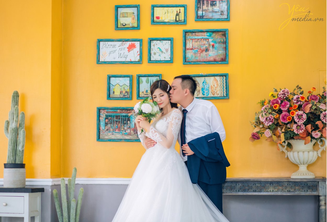 Mặc dù xu hướng chụp ảnh cưới ngoại cảnh đang được đông đảo các cặp đôi yêu thích, nhưng chụp ảnh cưới phim trường cũng là một trong những sự lựa chọn hoàn hảo cho những cặp đôi thường xuyên bận rộn hay ngại đi xa. Nhưng, phim trường nào thì đẹp? Chi phí vào cổng ra sao?… là những câu hỏi luôn được đặt ra. Để giúp các bạn lựa chọn dễ dàng hơn, chúng tôi sẽ giới thiệu cho các bạn 1 trong những khách hàng của Yêu media: cặp đôi chú rể Nghiêm - cô dâu Gấm - đã thực hiện tại phim trường Santorini Park tại Yên Sở, là 1 trong những phim trường được yêu thích nhất tại Hà Nội.