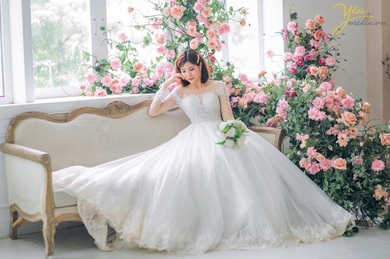 Mặc dù xu hướng chụp ảnh cưới ngoại cảnh đang được đông đảo các cặp đôi yêu thích, nhưng chụp ảnh cưới phim trường cũng là một trong những sự lựa chọn hoàn hảo cho những cặp đôi thường xuyên bận rộn hay ngại đi xa. Nhưng, phim trường nào thì đẹp? Chi phí vào cổng ra sao?… là những câu hỏi luôn được đặt ra. Để giúp các bạn lựa chọn dễ dàng hơn, chúng tôi sẽ giới thiệu cho các bạn 1 trong những khách hàng của Yêu media: cặp đôi chú rể Nghiêm - cô dâu Gấm - đã thực hiện tại phim trường Santorini Park tại Yên Sở, là 1 trong những phim trường được yêu thích nhất tại Hà Nội.