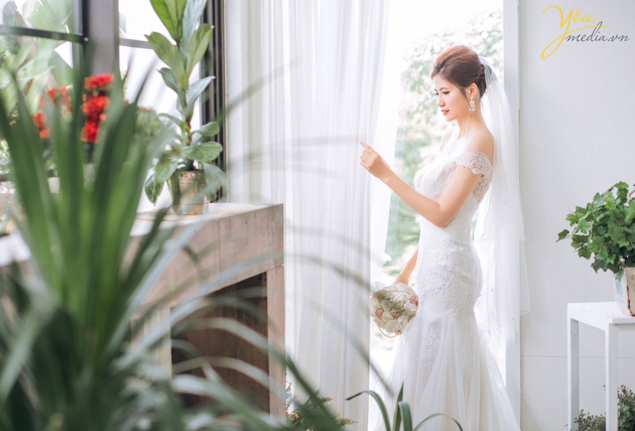 Mặc dù xu hướng chụp ảnh cưới ngoại cảnh đang được đông đảo các cặp đôi yêu thích, nhưng chụp ảnh cưới phim trường cũng là một trong những sự lựa chọn hoàn hảo cho những cặp đôi thường xuyên bận rộn hay ngại đi xa. Nhưng, phim trường nào thì đẹp? Chi phí vào cổng ra sao?… là những câu hỏi luôn được đặt ra. Để giúp các bạn lựa chọn dễ dàng hơn, chúng tôi sẽ giới thiệu cho các bạn 1 trong những khách hàng của Yêu media: cặp đôi chú rể Nghiêm - cô dâu Gấm - đã thực hiện tại phim trường Santorini Park tại Yên Sở, là 1 trong những phim trường được yêu thích nhất tại Hà Nội.