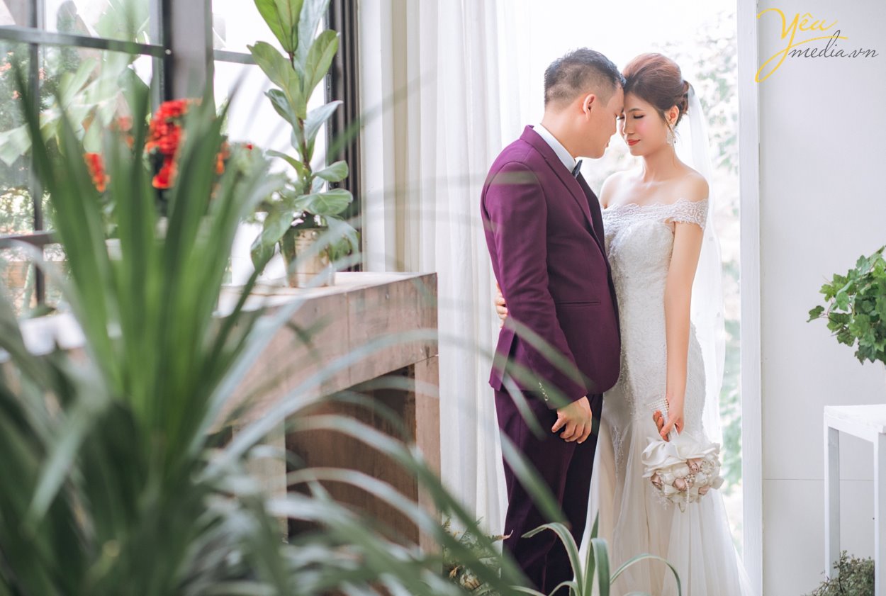 Mặc dù xu hướng chụp ảnh cưới ngoại cảnh đang được đông đảo các cặp đôi yêu thích, nhưng chụp ảnh cưới phim trường cũng là một trong những sự lựa chọn hoàn hảo cho những cặp đôi thường xuyên bận rộn hay ngại đi xa. Nhưng, phim trường nào thì đẹp? Chi phí vào cổng ra sao?… là những câu hỏi luôn được đặt ra. Để giúp các bạn lựa chọn dễ dàng hơn, chúng tôi sẽ giới thiệu cho các bạn 1 trong những khách hàng của Yêu media: cặp đôi chú rể Nghiêm - cô dâu Gấm - đã thực hiện tại phim trường Santorini Park tại Yên Sở, là 1 trong những phim trường được yêu thích nhất tại Hà Nội.