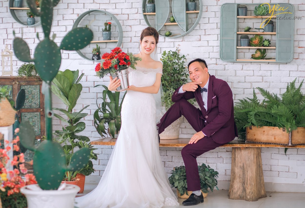 Mặc dù xu hướng chụp ảnh cưới ngoại cảnh đang được đông đảo các cặp đôi yêu thích, nhưng chụp ảnh cưới phim trường cũng là một trong những sự lựa chọn hoàn hảo cho những cặp đôi thường xuyên bận rộn hay ngại đi xa. Nhưng, phim trường nào thì đẹp? Chi phí vào cổng ra sao?… là những câu hỏi luôn được đặt ra. Để giúp các bạn lựa chọn dễ dàng hơn, chúng tôi sẽ giới thiệu cho các bạn 1 trong những khách hàng của Yêu media: cặp đôi chú rể Nghiêm - cô dâu Gấm - đã thực hiện tại phim trường Santorini Park tại Yên Sở, là 1 trong những phim trường được yêu thích nhất tại Hà Nội.