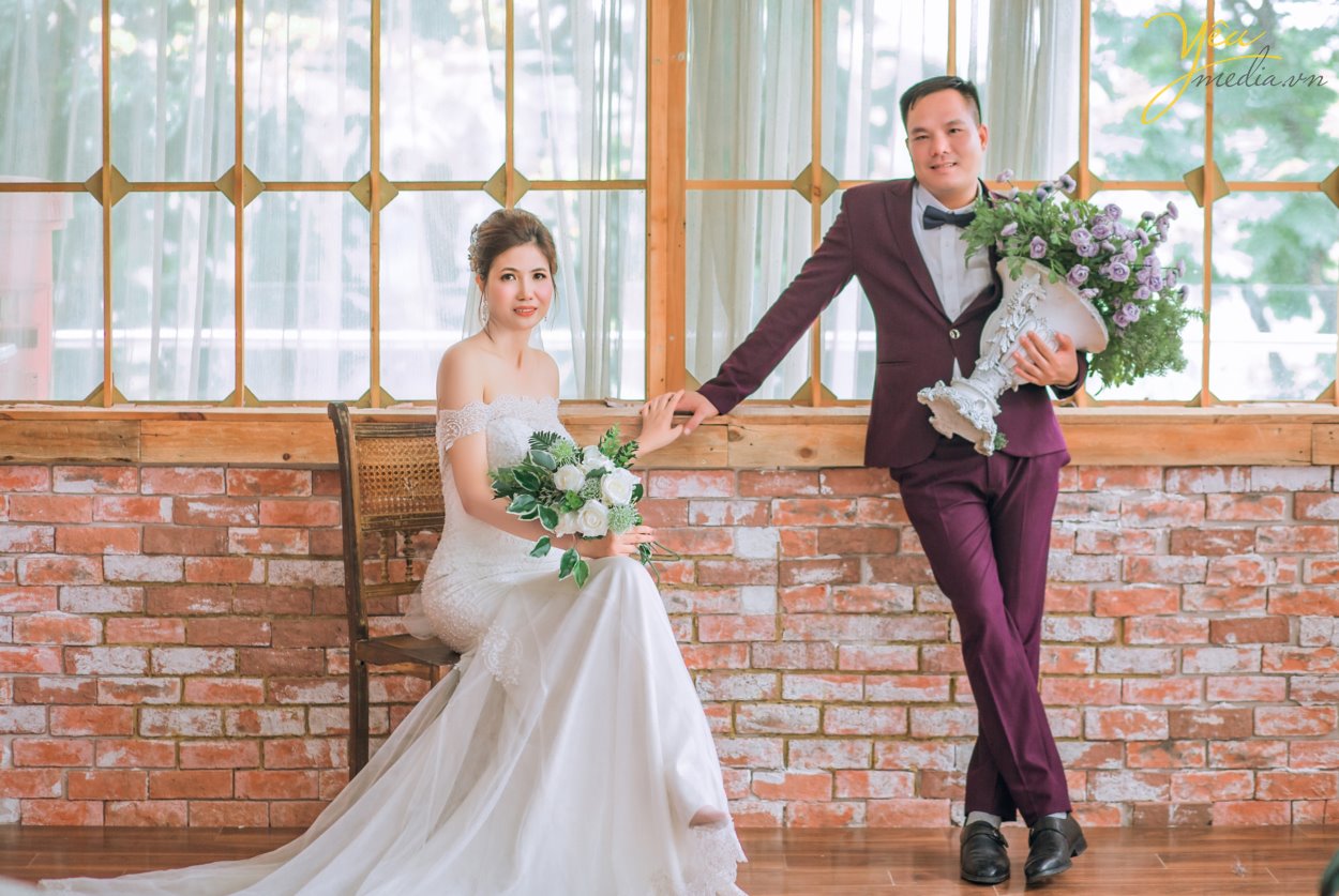 Mặc dù xu hướng chụp ảnh cưới ngoại cảnh đang được đông đảo các cặp đôi yêu thích, nhưng chụp ảnh cưới phim trường cũng là một trong những sự lựa chọn hoàn hảo cho những cặp đôi thường xuyên bận rộn hay ngại đi xa. Nhưng, phim trường nào thì đẹp? Chi phí vào cổng ra sao?… là những câu hỏi luôn được đặt ra. Để giúp các bạn lựa chọn dễ dàng hơn, chúng tôi sẽ giới thiệu cho các bạn 1 trong những khách hàng của Yêu media: cặp đôi chú rể Nghiêm - cô dâu Gấm - đã thực hiện tại phim trường Santorini Park tại Yên Sở, là 1 trong những phim trường được yêu thích nhất tại Hà Nội.