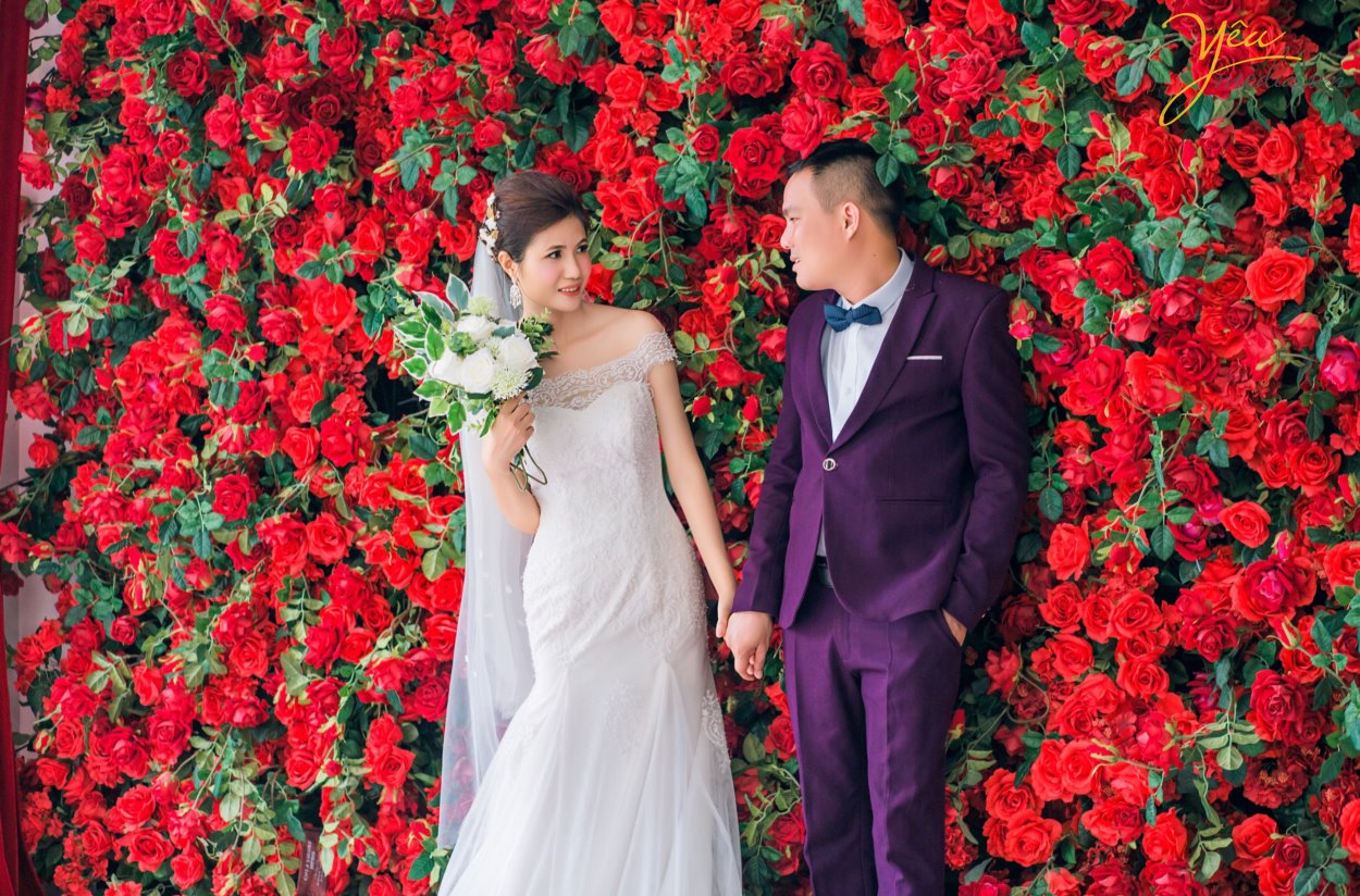 Mặc dù xu hướng chụp ảnh cưới ngoại cảnh đang được đông đảo các cặp đôi yêu thích, nhưng chụp ảnh cưới phim trường cũng là một trong những sự lựa chọn hoàn hảo cho những cặp đôi thường xuyên bận rộn hay ngại đi xa. Nhưng, phim trường nào thì đẹp? Chi phí vào cổng ra sao?… là những câu hỏi luôn được đặt ra. Để giúp các bạn lựa chọn dễ dàng hơn, chúng tôi sẽ giới thiệu cho các bạn 1 trong những khách hàng của Yêu media: cặp đôi chú rể Nghiêm - cô dâu Gấm - đã thực hiện tại phim trường Santorini Park tại Yên Sở, là 1 trong những phim trường được yêu thích nhất tại Hà Nội.