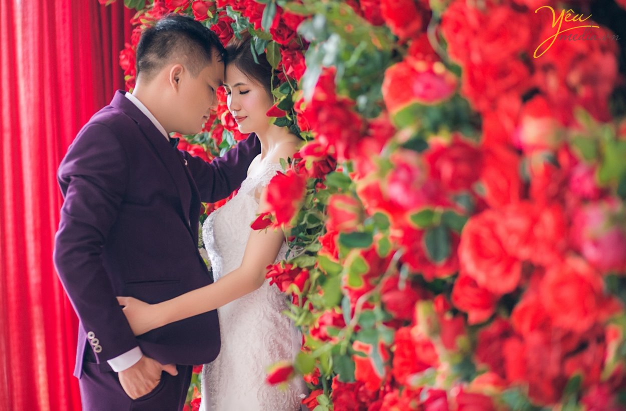 Mặc dù xu hướng chụp ảnh cưới ngoại cảnh đang được đông đảo các cặp đôi yêu thích, nhưng chụp ảnh cưới phim trường cũng là một trong những sự lựa chọn hoàn hảo cho những cặp đôi thường xuyên bận rộn hay ngại đi xa. Nhưng, phim trường nào thì đẹp? Chi phí vào cổng ra sao?… là những câu hỏi luôn được đặt ra. Để giúp các bạn lựa chọn dễ dàng hơn, chúng tôi sẽ giới thiệu cho các bạn 1 trong những khách hàng của Yêu media: cặp đôi chú rể Nghiêm - cô dâu Gấm - đã thực hiện tại phim trường Santorini Park tại Yên Sở, là 1 trong những phim trường được yêu thích nhất tại Hà Nội.