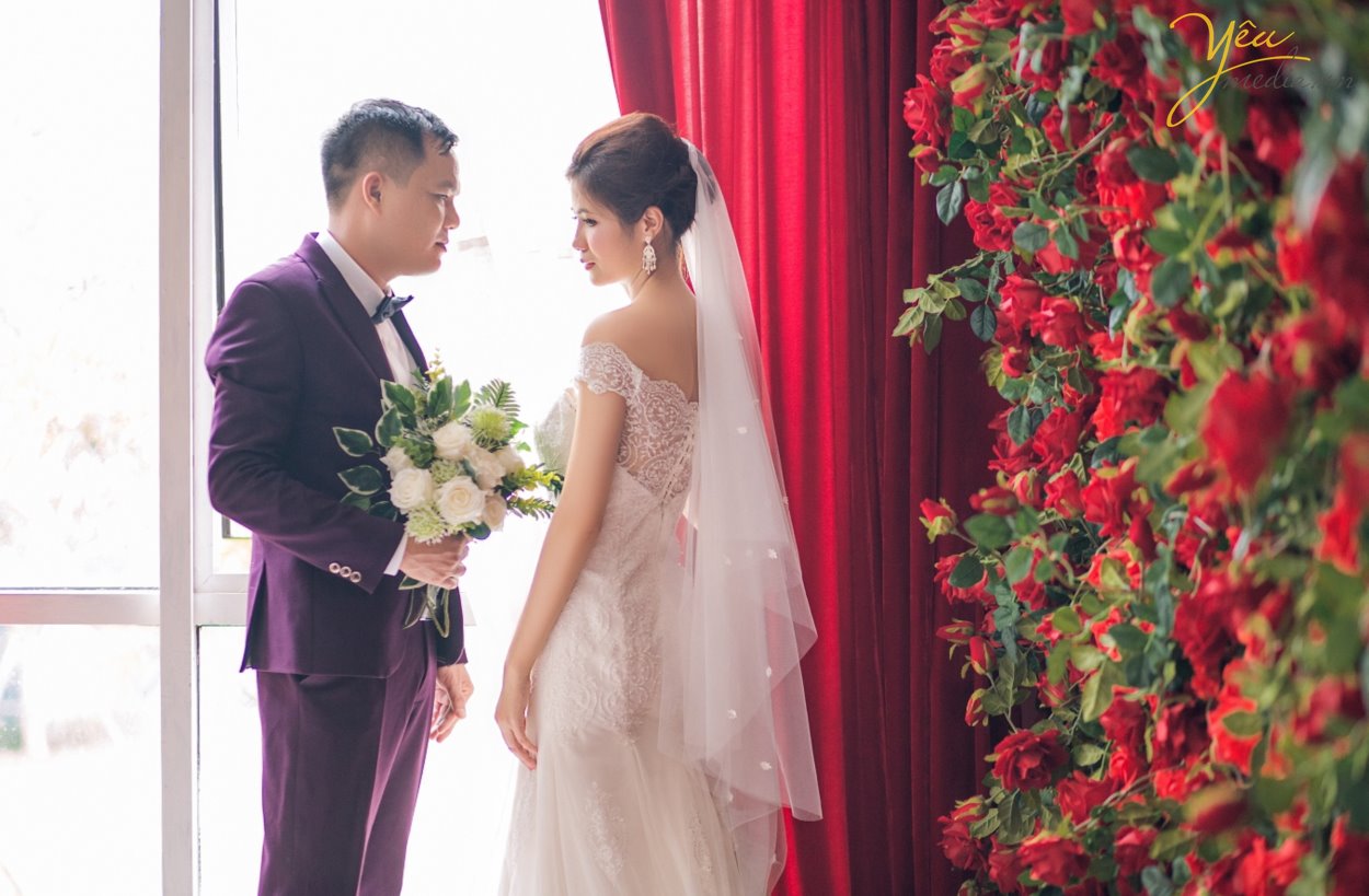 Mặc dù xu hướng chụp ảnh cưới ngoại cảnh đang được đông đảo các cặp đôi yêu thích, nhưng chụp ảnh cưới phim trường cũng là một trong những sự lựa chọn hoàn hảo cho những cặp đôi thường xuyên bận rộn hay ngại đi xa. Nhưng, phim trường nào thì đẹp? Chi phí vào cổng ra sao?… là những câu hỏi luôn được đặt ra. Để giúp các bạn lựa chọn dễ dàng hơn, chúng tôi sẽ giới thiệu cho các bạn 1 trong những khách hàng của Yêu media: cặp đôi chú rể Nghiêm - cô dâu Gấm - đã thực hiện tại phim trường Santorini Park tại Yên Sở, là 1 trong những phim trường được yêu thích nhất tại Hà Nội.