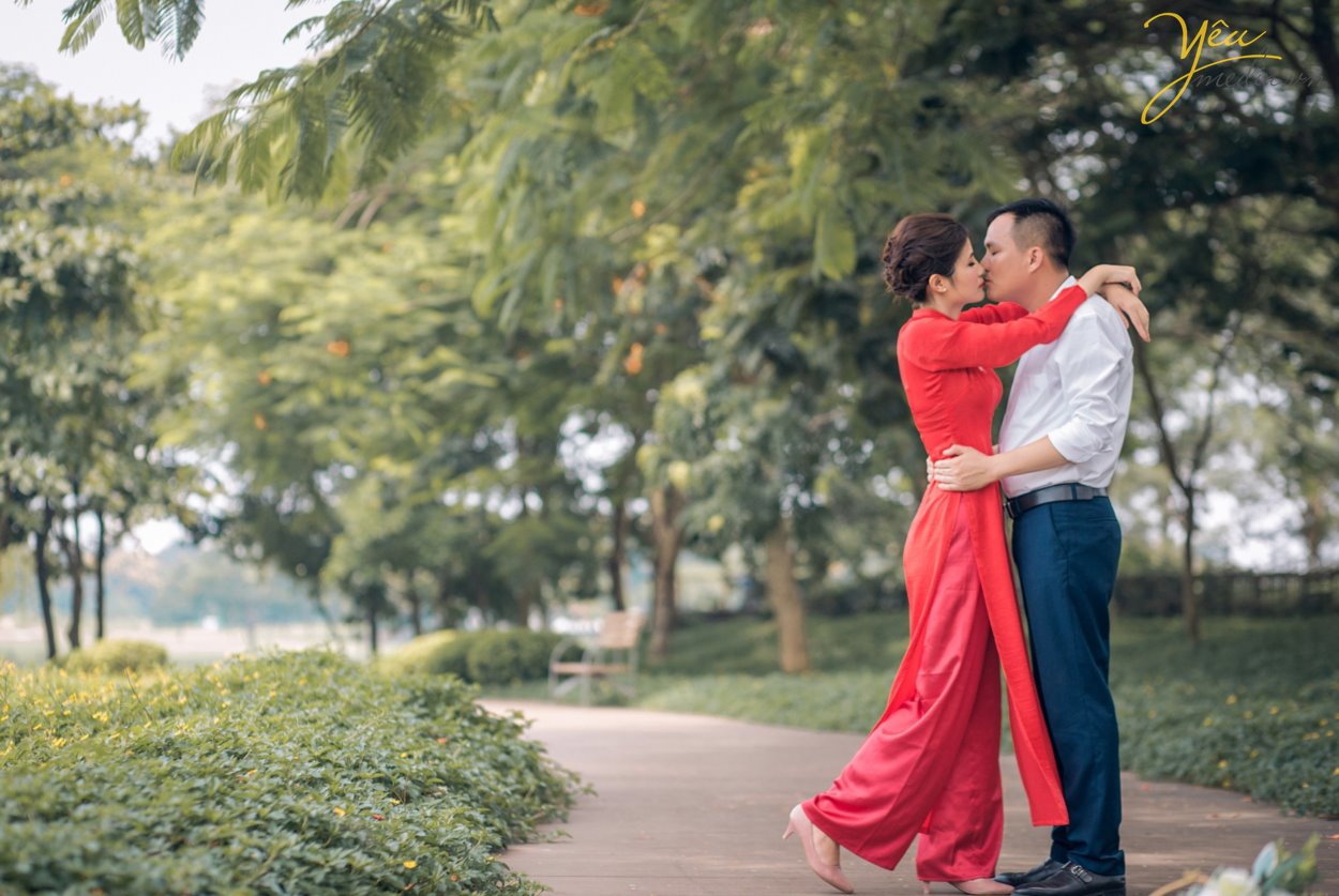 Mặc dù xu hướng chụp ảnh cưới ngoại cảnh đang được đông đảo các cặp đôi yêu thích, nhưng chụp ảnh cưới phim trường cũng là một trong những sự lựa chọn hoàn hảo cho những cặp đôi thường xuyên bận rộn hay ngại đi xa. Nhưng, phim trường nào thì đẹp? Chi phí vào cổng ra sao?… là những câu hỏi luôn được đặt ra. Để giúp các bạn lựa chọn dễ dàng hơn, chúng tôi sẽ giới thiệu cho các bạn 1 trong những khách hàng của Yêu media: cặp đôi chú rể Nghiêm - cô dâu Gấm - đã thực hiện tại phim trường Santorini Park tại Yên Sở, là 1 trong những phim trường được yêu thích nhất tại Hà Nội.