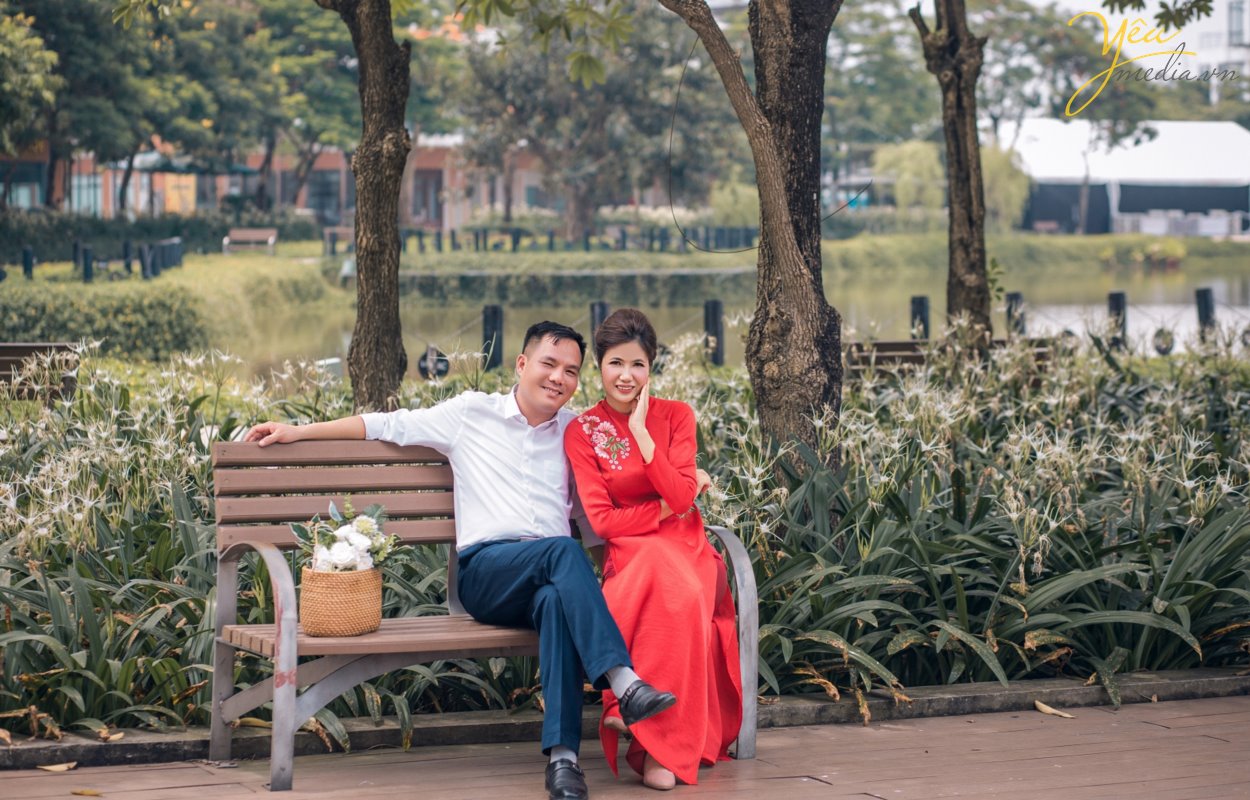 Mặc dù xu hướng chụp ảnh cưới ngoại cảnh đang được đông đảo các cặp đôi yêu thích, nhưng chụp ảnh cưới phim trường cũng là một trong những sự lựa chọn hoàn hảo cho những cặp đôi thường xuyên bận rộn hay ngại đi xa. Nhưng, phim trường nào thì đẹp? Chi phí vào cổng ra sao?… là những câu hỏi luôn được đặt ra. Để giúp các bạn lựa chọn dễ dàng hơn, chúng tôi sẽ giới thiệu cho các bạn 1 trong những khách hàng của Yêu media: cặp đôi chú rể Nghiêm - cô dâu Gấm - đã thực hiện tại phim trường Santorini Park tại Yên Sở, là 1 trong những phim trường được yêu thích nhất tại Hà Nội.