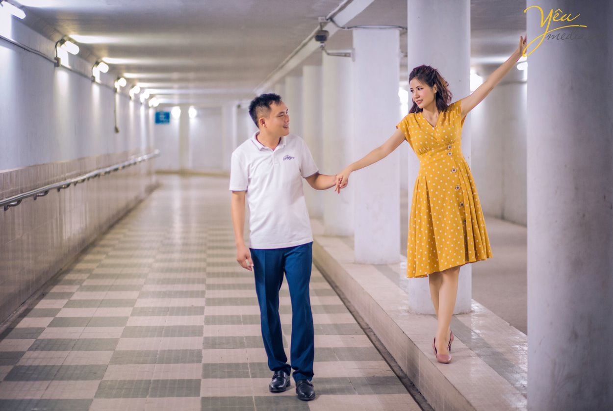 Mặc dù xu hướng chụp ảnh cưới ngoại cảnh đang được đông đảo các cặp đôi yêu thích, nhưng chụp ảnh cưới phim trường cũng là một trong những sự lựa chọn hoàn hảo cho những cặp đôi thường xuyên bận rộn hay ngại đi xa. Nhưng, phim trường nào thì đẹp? Chi phí vào cổng ra sao?… là những câu hỏi luôn được đặt ra. Để giúp các bạn lựa chọn dễ dàng hơn, chúng tôi sẽ giới thiệu cho các bạn 1 trong những khách hàng của Yêu media: cặp đôi chú rể Nghiêm - cô dâu Gấm - đã thực hiện tại phim trường Santorini Park tại Yên Sở, là 1 trong những phim trường được yêu thích nhất tại Hà Nội.