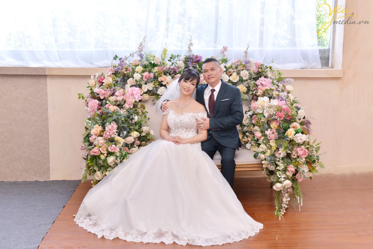 Chụp ảnh gia đình ở phim trường, bạn chỉ phải trả duy nhất chi phí thuê chụp hình tại đây. Điểm khác biệt ở Rosa là phim trường thu phí trọn gói, không tính phí theo giờ như các phim trường khác. Nhằm tạo điều kiện cho ekip chụp ảnh thoải mái về thời gian hơn, để thỏa sức sáng tạo nên những bức hình ấn tượng nhất mà cô dâu, chú rể cũng như các gia đình cũng không bị quá mệt do gấp gáp, vội vàng. Yêu Media hân hạnh giới thiệu bộ ảnh gia đình chị Lan - đã cùng chúng tôi chụp ảnh và lưu giữ khoảnh khắc tại phim trường Rosa - Hà Nội.