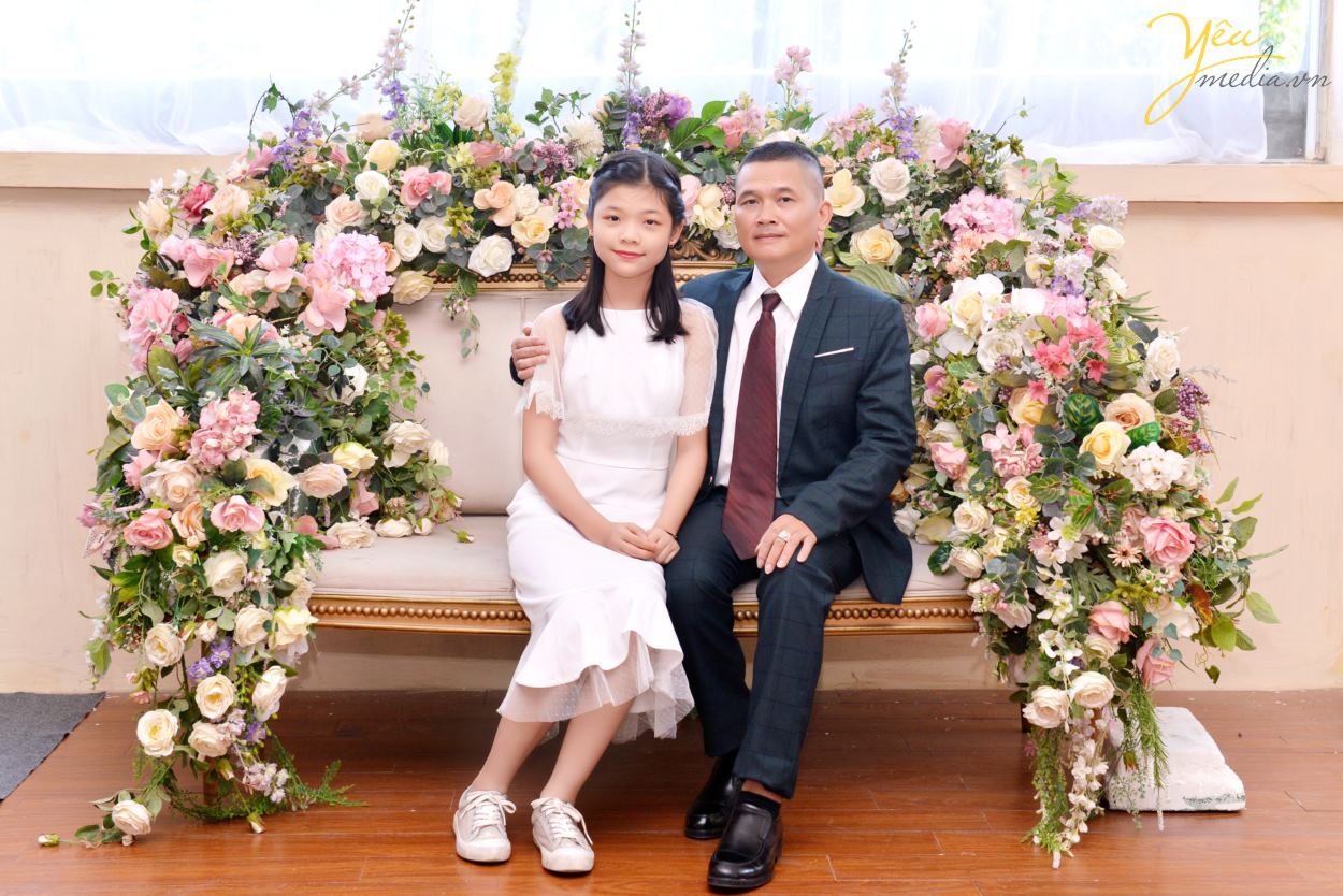 Chụp ảnh gia đình ở phim trường, bạn chỉ phải trả duy nhất chi phí thuê chụp hình tại đây. Điểm khác biệt ở Rosa là phim trường thu phí trọn gói, không tính phí theo giờ như các phim trường khác. Nhằm tạo điều kiện cho ekip chụp ảnh thoải mái về thời gian hơn, để thỏa sức sáng tạo nên những bức hình ấn tượng nhất mà cô dâu, chú rể cũng như các gia đình cũng không bị quá mệt do gấp gáp, vội vàng. Yêu Media hân hạnh giới thiệu bộ ảnh gia đình chị Lan - đã cùng chúng tôi chụp ảnh và lưu giữ khoảnh khắc tại phim trường Rosa - Hà Nội.