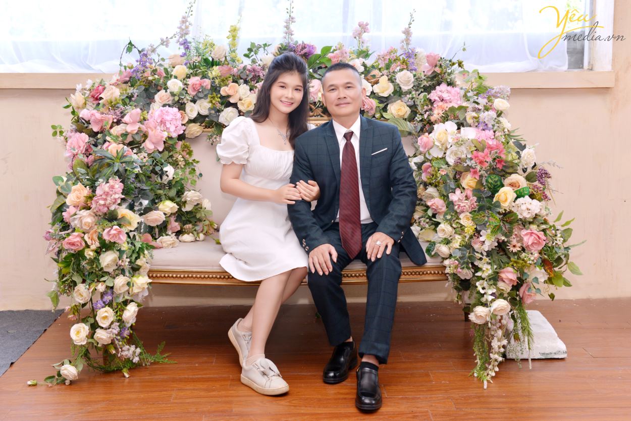 Chụp ảnh gia đình ở phim trường, bạn chỉ phải trả duy nhất chi phí thuê chụp hình tại đây. Điểm khác biệt ở Rosa là phim trường thu phí trọn gói, không tính phí theo giờ như các phim trường khác. Nhằm tạo điều kiện cho ekip chụp ảnh thoải mái về thời gian hơn, để thỏa sức sáng tạo nên những bức hình ấn tượng nhất mà cô dâu, chú rể cũng như các gia đình cũng không bị quá mệt do gấp gáp, vội vàng. Yêu Media hân hạnh giới thiệu bộ ảnh gia đình chị Lan - đã cùng chúng tôi chụp ảnh và lưu giữ khoảnh khắc tại phim trường Rosa - Hà Nội.