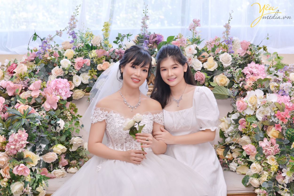 Chụp ảnh gia đình ở phim trường, bạn chỉ phải trả duy nhất chi phí thuê chụp hình tại đây. Điểm khác biệt ở Rosa là phim trường thu phí trọn gói, không tính phí theo giờ như các phim trường khác. Nhằm tạo điều kiện cho ekip chụp ảnh thoải mái về thời gian hơn, để thỏa sức sáng tạo nên những bức hình ấn tượng nhất mà cô dâu, chú rể cũng như các gia đình cũng không bị quá mệt do gấp gáp, vội vàng. Yêu Media hân hạnh giới thiệu bộ ảnh gia đình chị Lan - đã cùng chúng tôi chụp ảnh và lưu giữ khoảnh khắc tại phim trường Rosa - Hà Nội.