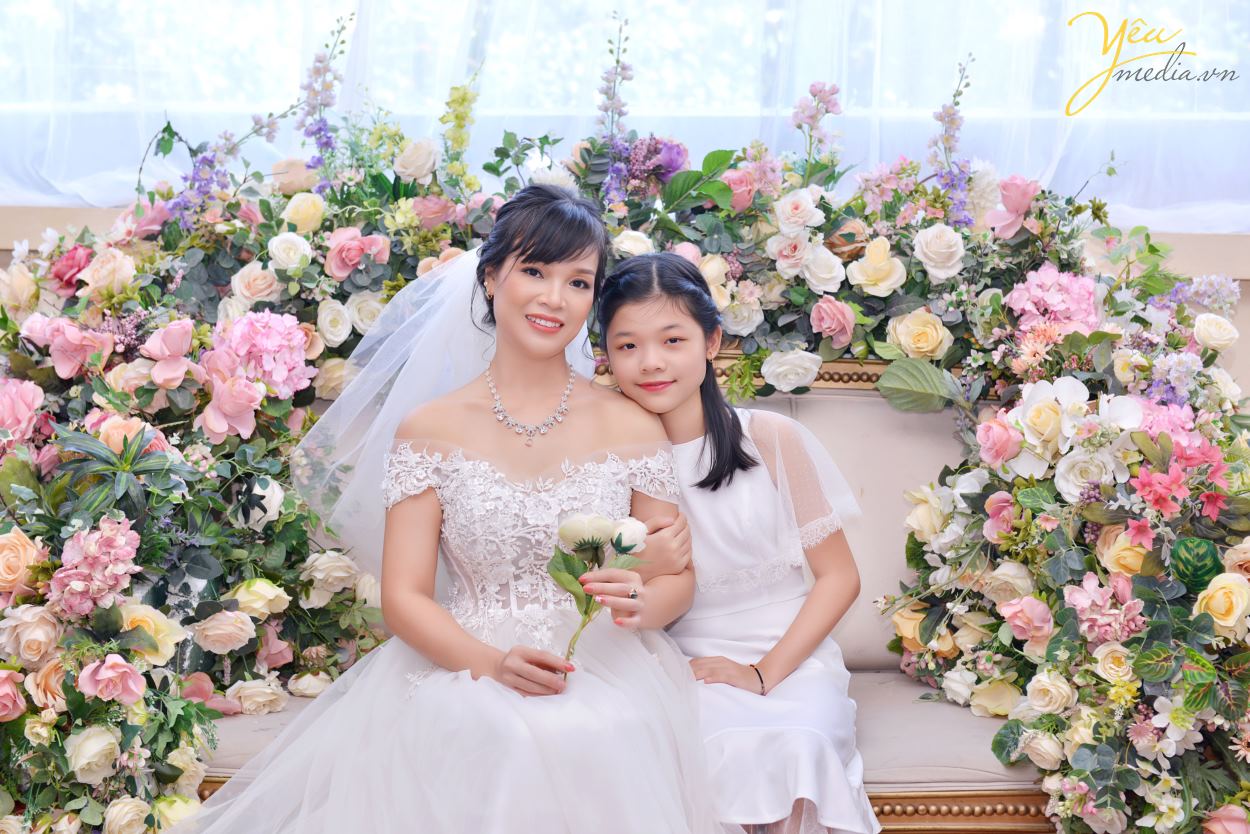 Chụp ảnh gia đình ở phim trường, bạn chỉ phải trả duy nhất chi phí thuê chụp hình tại đây. Điểm khác biệt ở Rosa là phim trường thu phí trọn gói, không tính phí theo giờ như các phim trường khác. Nhằm tạo điều kiện cho ekip chụp ảnh thoải mái về thời gian hơn, để thỏa sức sáng tạo nên những bức hình ấn tượng nhất mà cô dâu, chú rể cũng như các gia đình cũng không bị quá mệt do gấp gáp, vội vàng. Yêu Media hân hạnh giới thiệu bộ ảnh gia đình chị Lan - đã cùng chúng tôi chụp ảnh và lưu giữ khoảnh khắc tại phim trường Rosa - Hà Nội.