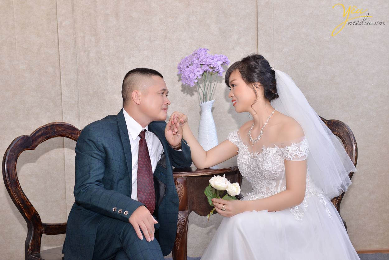 Chụp ảnh gia đình ở phim trường, bạn chỉ phải trả duy nhất chi phí thuê chụp hình tại đây. Điểm khác biệt ở Rosa là phim trường thu phí trọn gói, không tính phí theo giờ như các phim trường khác. Nhằm tạo điều kiện cho ekip chụp ảnh thoải mái về thời gian hơn, để thỏa sức sáng tạo nên những bức hình ấn tượng nhất mà cô dâu, chú rể cũng như các gia đình cũng không bị quá mệt do gấp gáp, vội vàng. Yêu Media hân hạnh giới thiệu bộ ảnh gia đình chị Lan - đã cùng chúng tôi chụp ảnh và lưu giữ khoảnh khắc tại phim trường Rosa - Hà Nội.