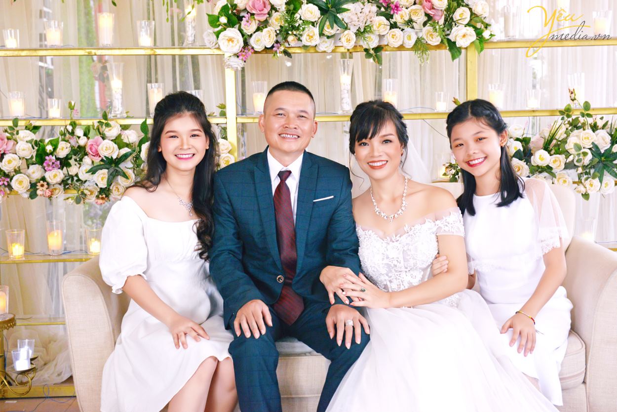 Chụp ảnh gia đình ở phim trường, bạn chỉ phải trả duy nhất chi phí thuê chụp hình tại đây. Điểm khác biệt ở Rosa là phim trường thu phí trọn gói, không tính phí theo giờ như các phim trường khác. Nhằm tạo điều kiện cho ekip chụp ảnh thoải mái về thời gian hơn, để thỏa sức sáng tạo nên những bức hình ấn tượng nhất mà cô dâu, chú rể cũng như các gia đình cũng không bị quá mệt do gấp gáp, vội vàng. Yêu Media hân hạnh giới thiệu bộ ảnh gia đình chị Lan - đã cùng chúng tôi chụp ảnh và lưu giữ khoảnh khắc tại phim trường Rosa - Hà Nội.