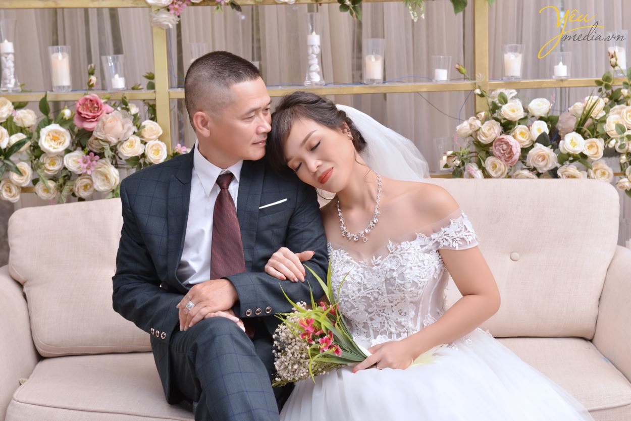 Chụp ảnh gia đình ở phim trường, bạn chỉ phải trả duy nhất chi phí thuê chụp hình tại đây. Điểm khác biệt ở Rosa là phim trường thu phí trọn gói, không tính phí theo giờ như các phim trường khác. Nhằm tạo điều kiện cho ekip chụp ảnh thoải mái về thời gian hơn, để thỏa sức sáng tạo nên những bức hình ấn tượng nhất mà cô dâu, chú rể cũng như các gia đình cũng không bị quá mệt do gấp gáp, vội vàng. Yêu Media hân hạnh giới thiệu bộ ảnh gia đình chị Lan - đã cùng chúng tôi chụp ảnh và lưu giữ khoảnh khắc tại phim trường Rosa - Hà Nội.