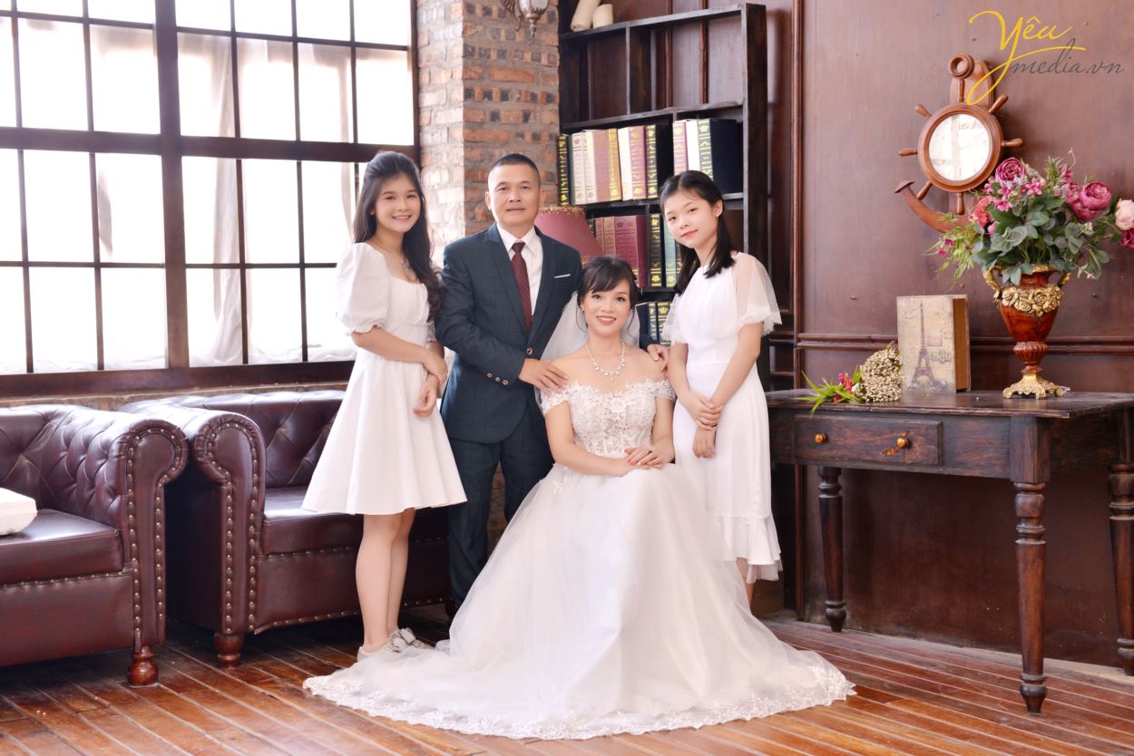 Chụp ảnh gia đình ở phim trường, bạn chỉ phải trả duy nhất chi phí thuê chụp hình tại đây. Điểm khác biệt ở Rosa là phim trường thu phí trọn gói, không tính phí theo giờ như các phim trường khác. Nhằm tạo điều kiện cho ekip chụp ảnh thoải mái về thời gian hơn, để thỏa sức sáng tạo nên những bức hình ấn tượng nhất mà cô dâu, chú rể cũng như các gia đình cũng không bị quá mệt do gấp gáp, vội vàng. Yêu Media hân hạnh giới thiệu bộ ảnh gia đình chị Lan - đã cùng chúng tôi chụp ảnh và lưu giữ khoảnh khắc tại phim trường Rosa - Hà Nội.