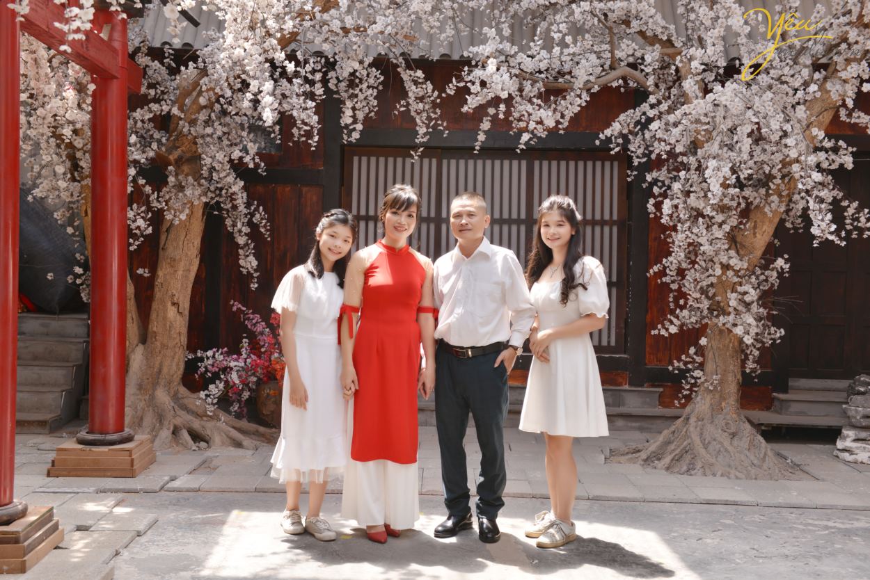 Chụp ảnh gia đình ở phim trường, bạn chỉ phải trả duy nhất chi phí thuê chụp hình tại đây. Điểm khác biệt ở Rosa là phim trường thu phí trọn gói, không tính phí theo giờ như các phim trường khác. Nhằm tạo điều kiện cho ekip chụp ảnh thoải mái về thời gian hơn, để thỏa sức sáng tạo nên những bức hình ấn tượng nhất mà cô dâu, chú rể cũng như các gia đình cũng không bị quá mệt do gấp gáp, vội vàng. Yêu Media hân hạnh giới thiệu bộ ảnh gia đình chị Lan - đã cùng chúng tôi chụp ảnh và lưu giữ khoảnh khắc tại phim trường Rosa - Hà Nội.