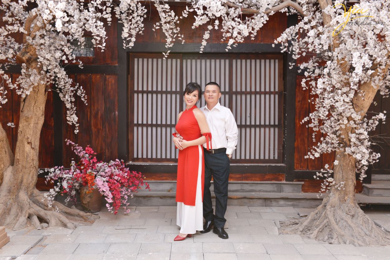 Chụp ảnh gia đình ở phim trường, bạn chỉ phải trả duy nhất chi phí thuê chụp hình tại đây. Điểm khác biệt ở Rosa là phim trường thu phí trọn gói, không tính phí theo giờ như các phim trường khác. Nhằm tạo điều kiện cho ekip chụp ảnh thoải mái về thời gian hơn, để thỏa sức sáng tạo nên những bức hình ấn tượng nhất mà cô dâu, chú rể cũng như các gia đình cũng không bị quá mệt do gấp gáp, vội vàng. Yêu Media hân hạnh giới thiệu bộ ảnh gia đình chị Lan - đã cùng chúng tôi chụp ảnh và lưu giữ khoảnh khắc tại phim trường Rosa - Hà Nội.