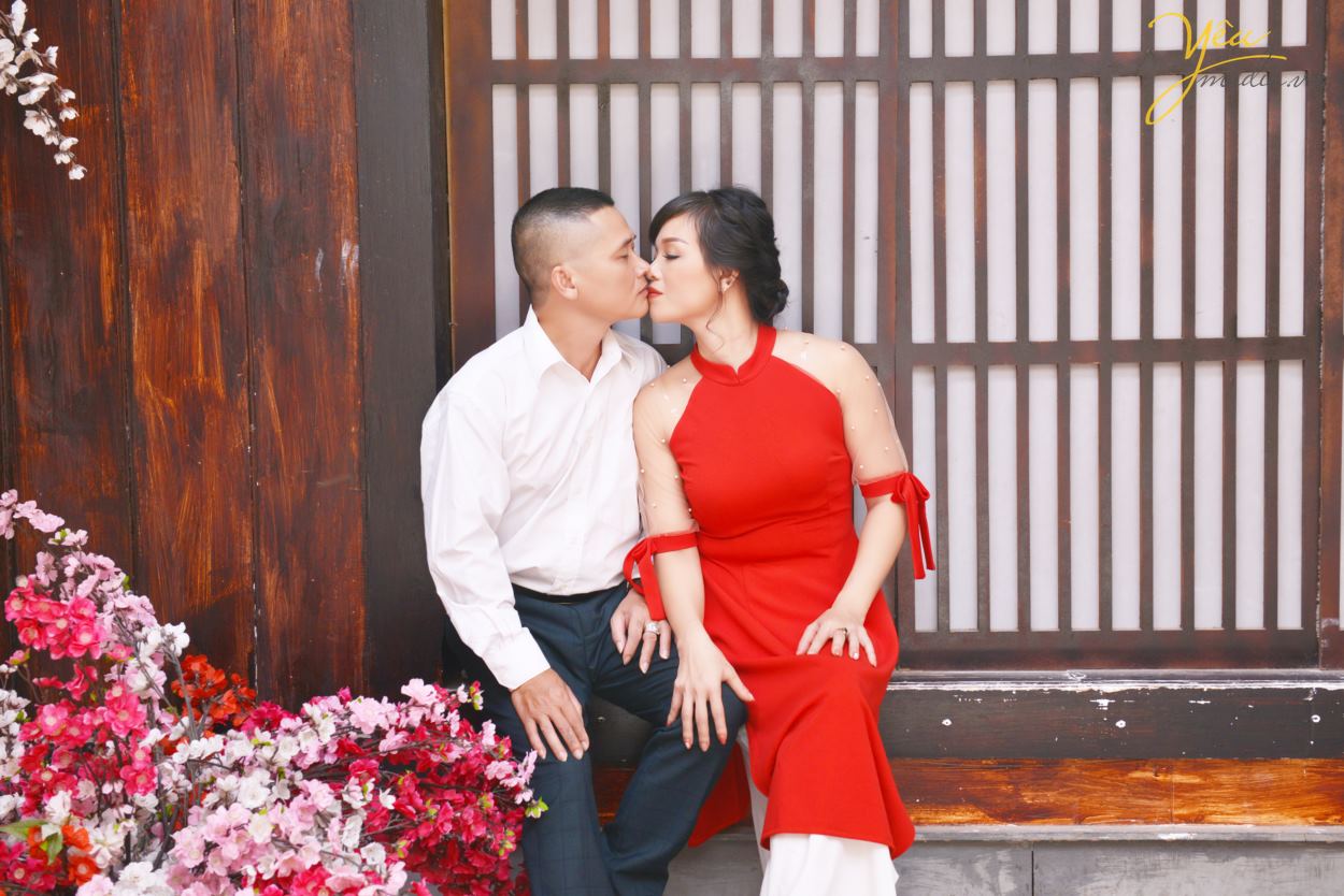 Chụp ảnh gia đình ở phim trường, bạn chỉ phải trả duy nhất chi phí thuê chụp hình tại đây. Điểm khác biệt ở Rosa là phim trường thu phí trọn gói, không tính phí theo giờ như các phim trường khác. Nhằm tạo điều kiện cho ekip chụp ảnh thoải mái về thời gian hơn, để thỏa sức sáng tạo nên những bức hình ấn tượng nhất mà cô dâu, chú rể cũng như các gia đình cũng không bị quá mệt do gấp gáp, vội vàng. Yêu Media hân hạnh giới thiệu bộ ảnh gia đình chị Lan - đã cùng chúng tôi chụp ảnh và lưu giữ khoảnh khắc tại phim trường Rosa - Hà Nội.