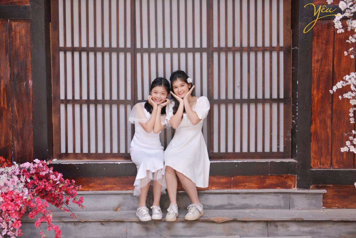 Chụp ảnh gia đình ở phim trường, bạn chỉ phải trả duy nhất chi phí thuê chụp hình tại đây. Điểm khác biệt ở Rosa là phim trường thu phí trọn gói, không tính phí theo giờ như các phim trường khác. Nhằm tạo điều kiện cho ekip chụp ảnh thoải mái về thời gian hơn, để thỏa sức sáng tạo nên những bức hình ấn tượng nhất mà cô dâu, chú rể cũng như các gia đình cũng không bị quá mệt do gấp gáp, vội vàng. Yêu Media hân hạnh giới thiệu bộ ảnh gia đình chị Lan - đã cùng chúng tôi chụp ảnh và lưu giữ khoảnh khắc tại phim trường Rosa - Hà Nội.